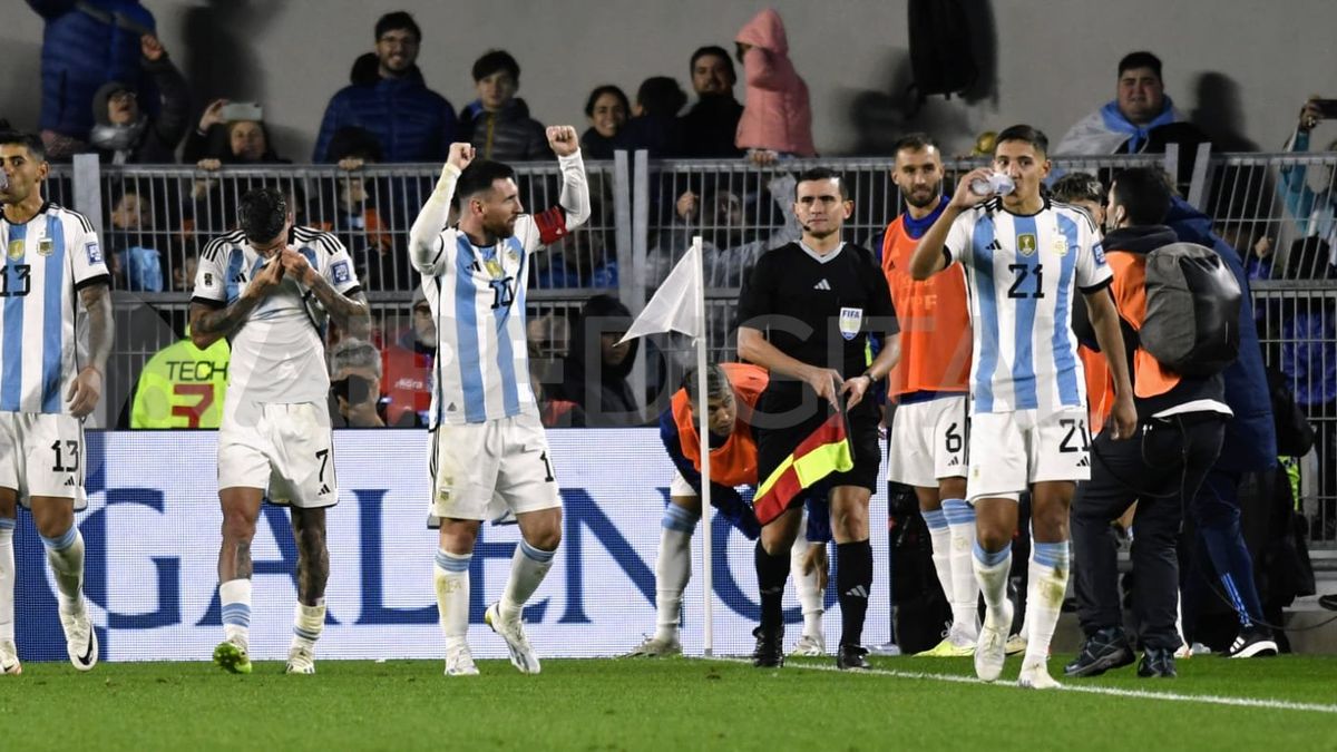 Con un golazo de tiro libre de Messi Argentina le ganó a Ecuador en el