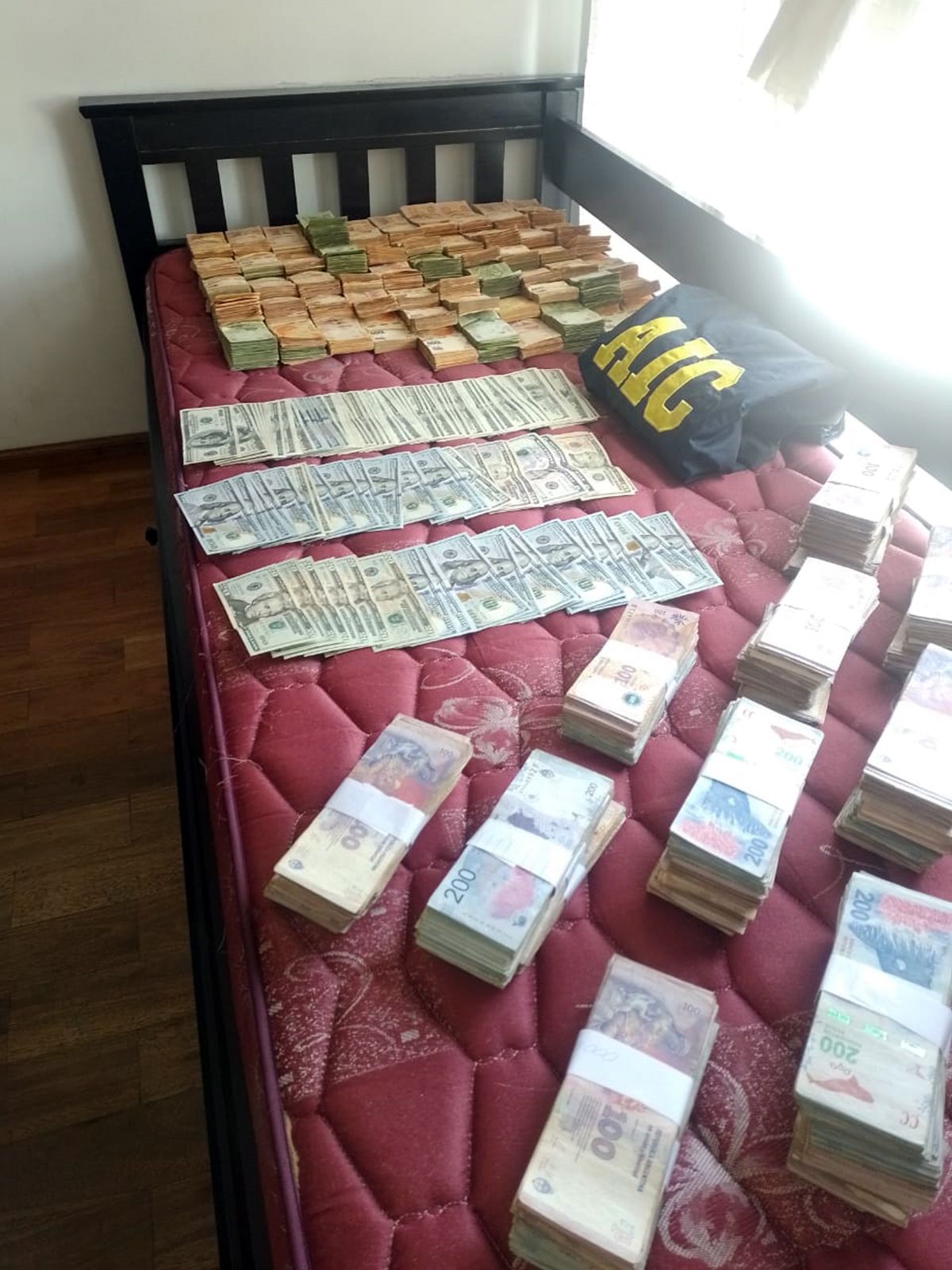 Cuatro Detenidos Y M S De Millones De Pesos Secuestrados En Un