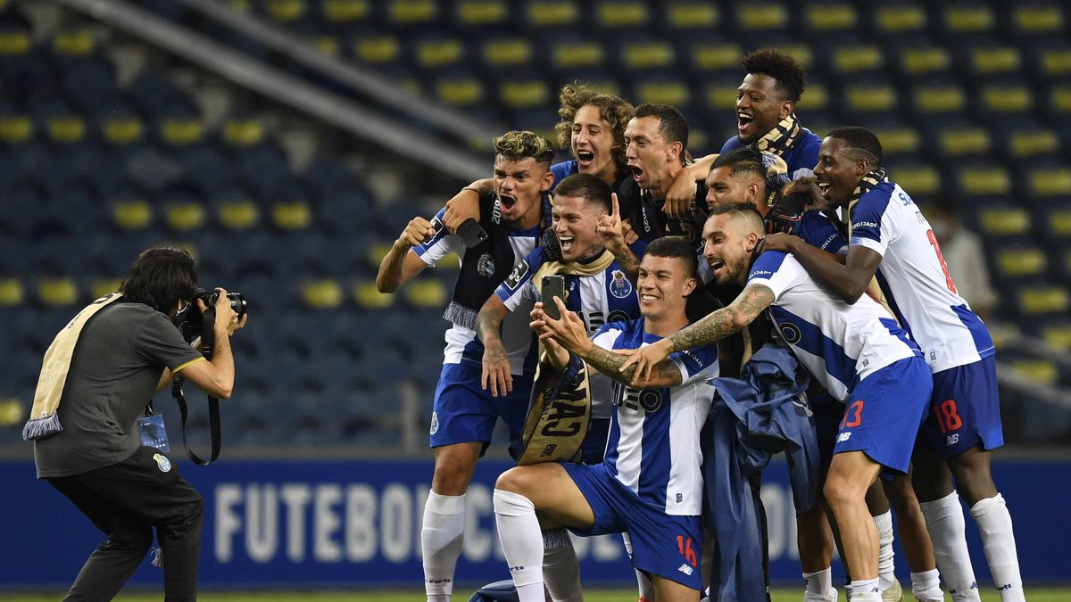 Al Ritmo De Los Palmeras Los Jugadores Del Porto Festejan El