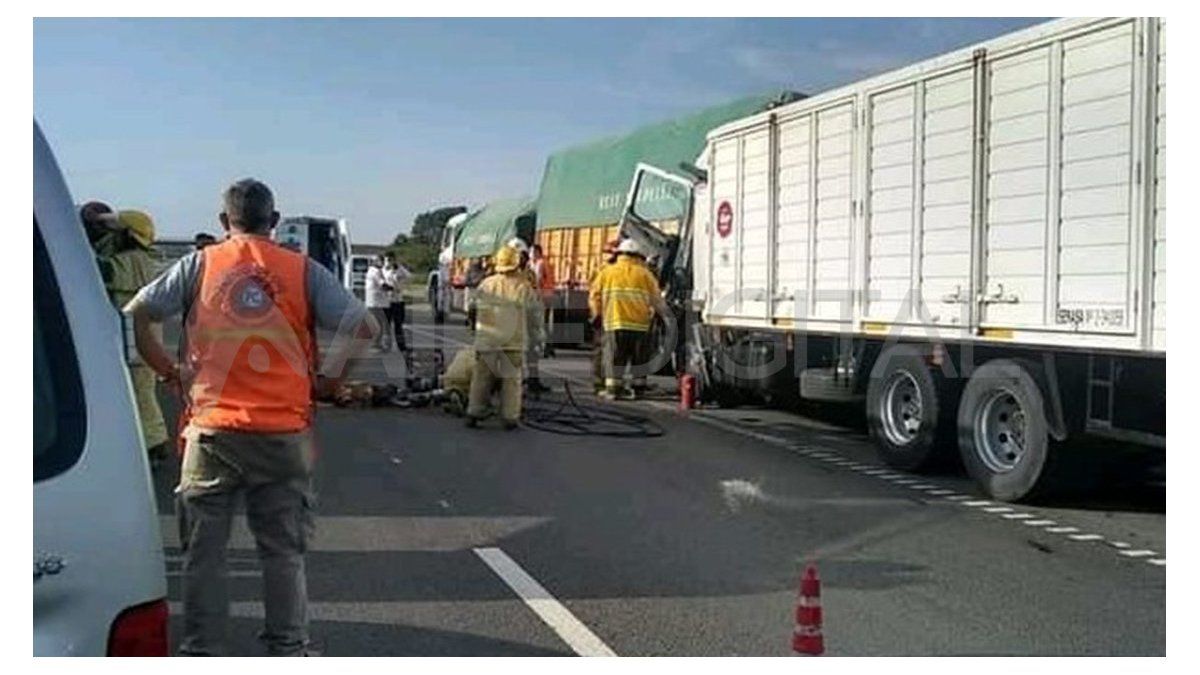 Chocaron Dos Camiones En La Autopista Santa Fe Rosario