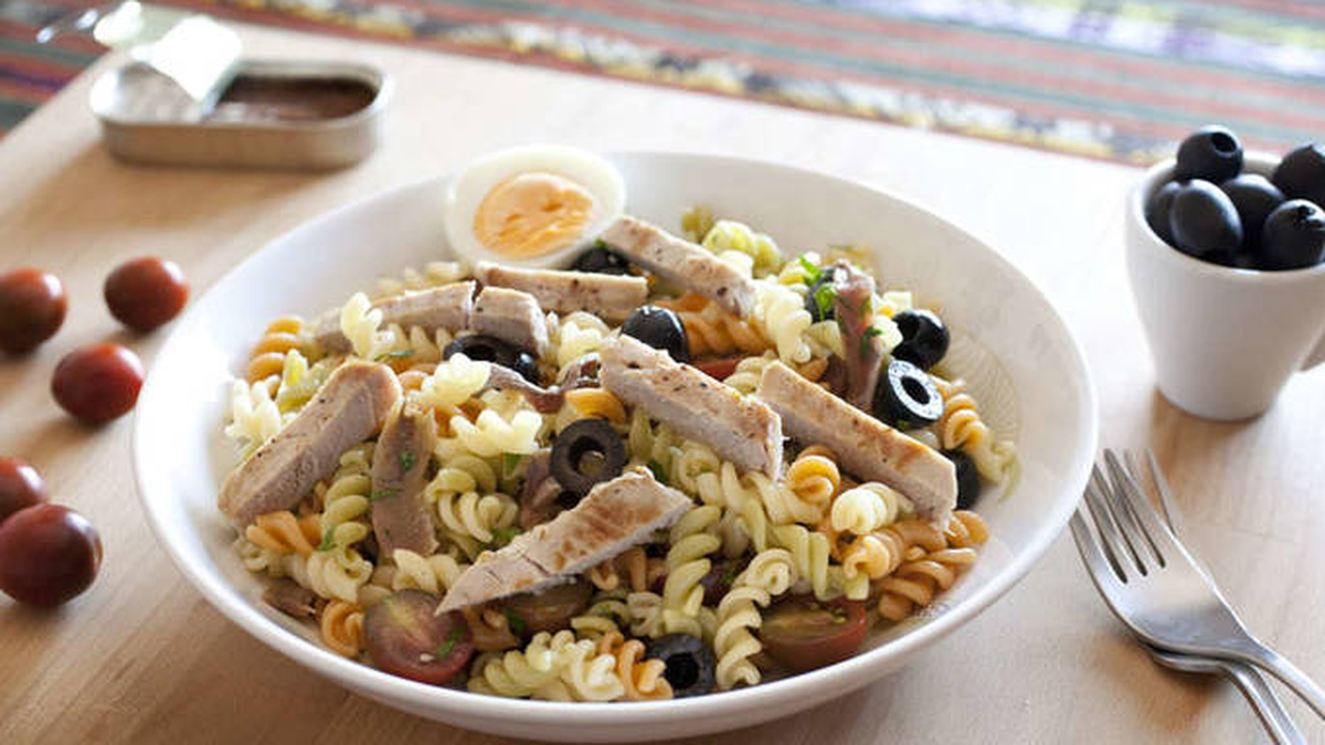 Cómo hacer ensalada nicoise con pasta la receta de Maru Botana