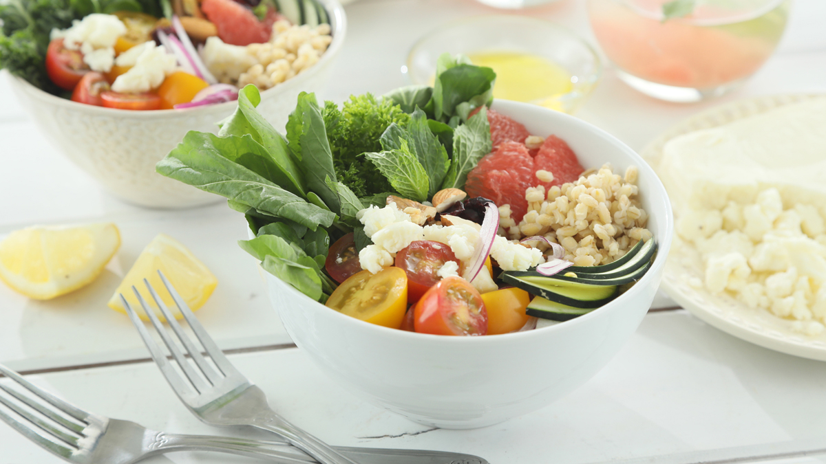 Cómo hacer ensalada griega con cebada paso a paso