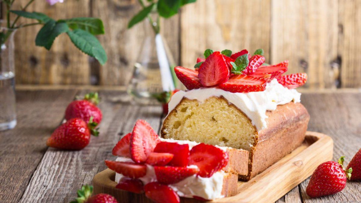 Cómo hacer un budín de frutillas exquisito para la tarde