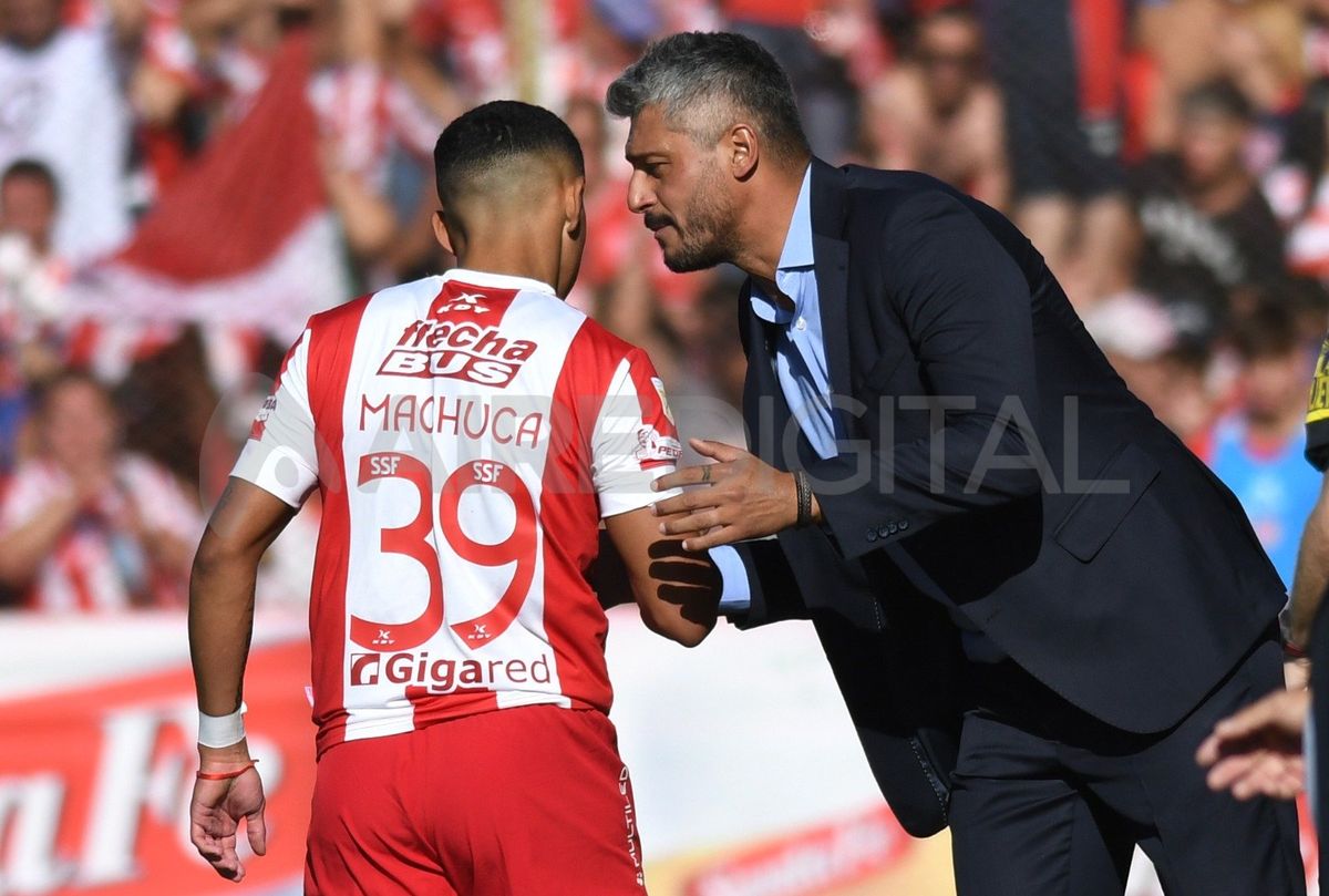 Unión Gustavo Munúa planifica el partido ante Estudiantes mientras se