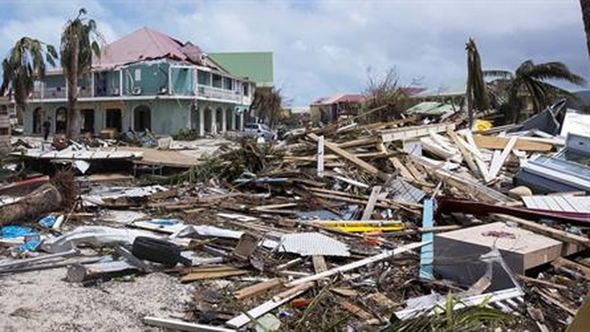 El violento paso de Irma deja una estela de muerte y destrucción en