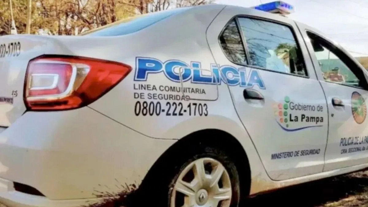 Un hombre le mintió a su novia y ella lo abandonó desnudo en la ruta