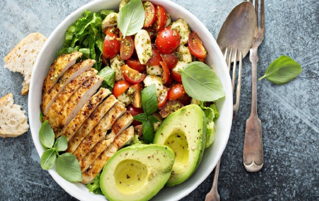 Cómo preparar una ensalada de pollo y palta