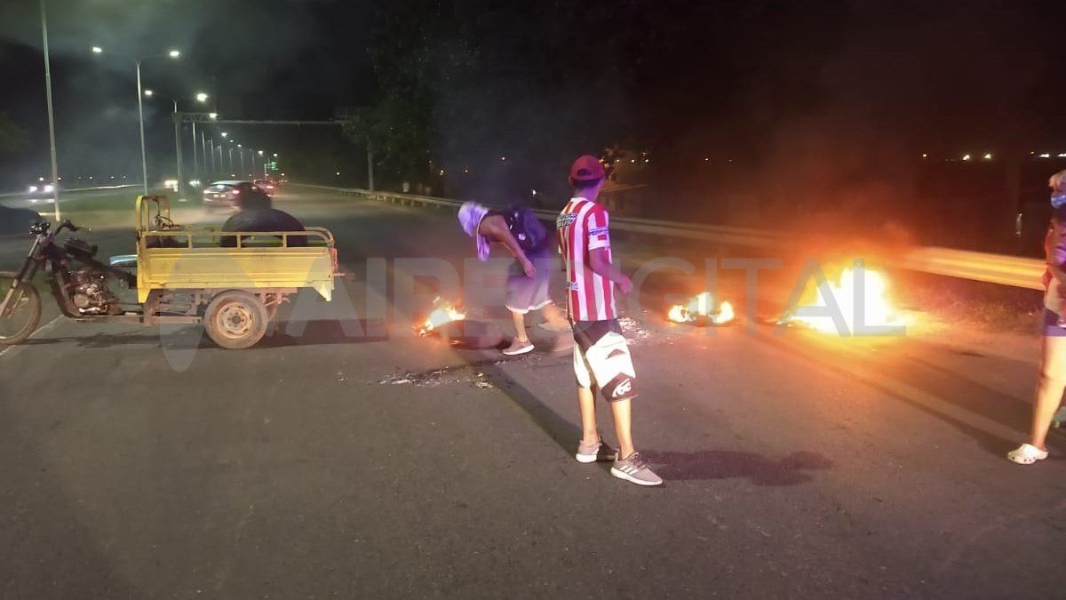 Piquete Violento En El Ingreso A La Autopista Piedras Robos Y Agresiones