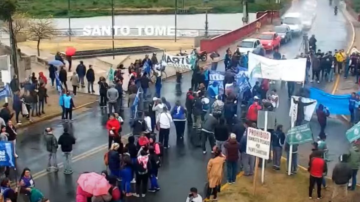 Trabajadores De Festram Se Movilizaron Cortaron El Puente Carretero