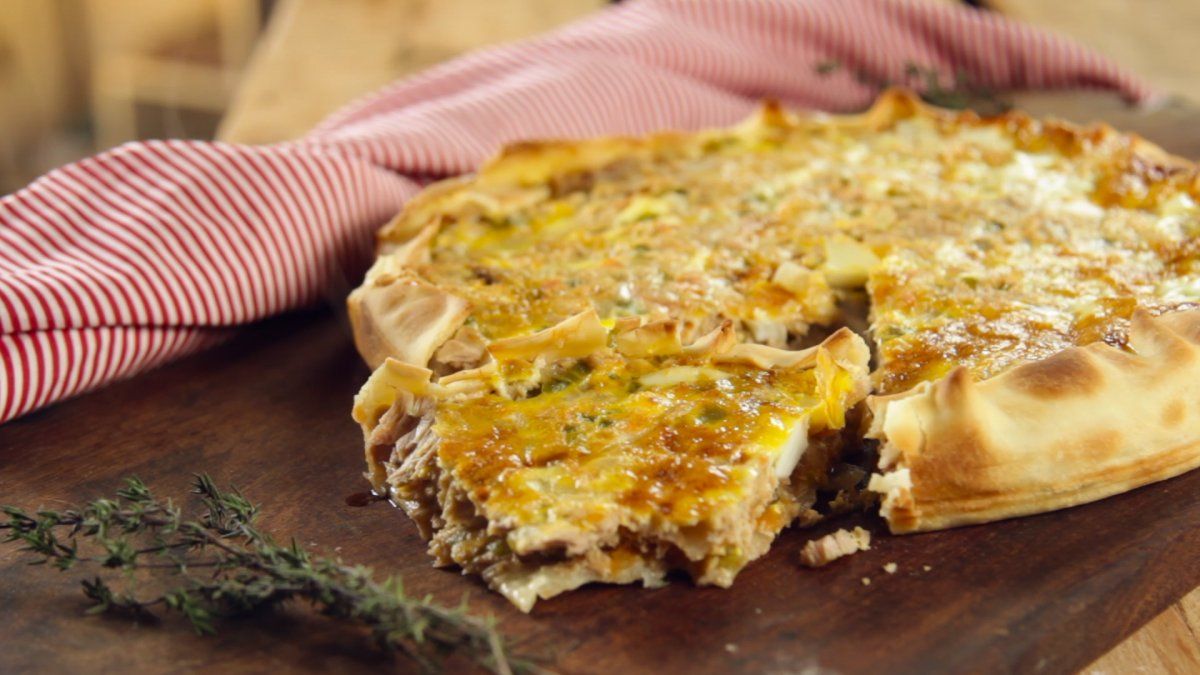 Tarta hojaldrada de atún para el frío de otoño