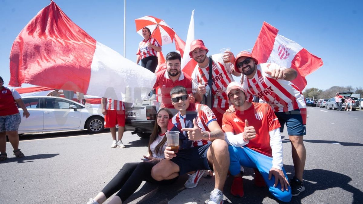 Los Hinchas De Uni N Le Pusieron Color A La Previa Del Cl Sico Con Col N