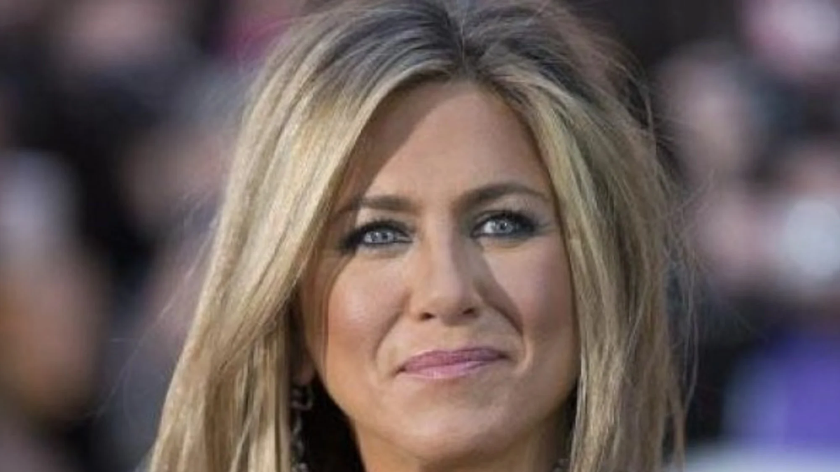 A Sus A Os Jennifer Aniston Pos En La Playa En Bikini Y Sin Photoshop