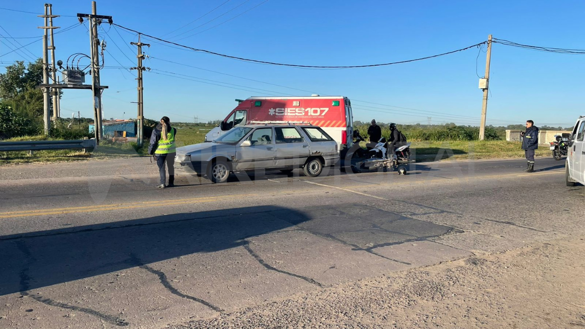 Accidente En El Puente Carretero Un Choque Entre Un Auto Y Una Moto