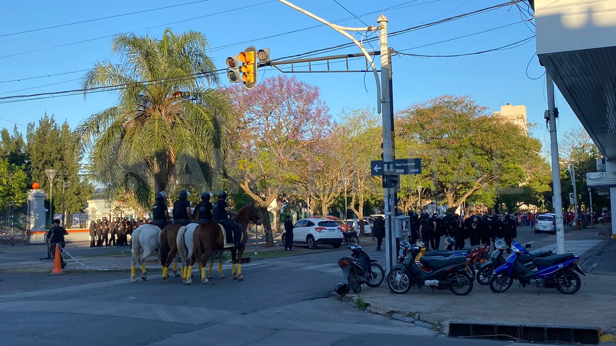 Fuertes incidentes entre hinchas de Unión y la Policía después del