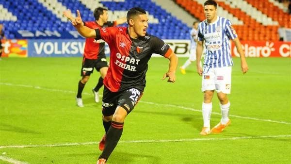 El Chino Guanca marcando un gol para Colón en Mendoza.