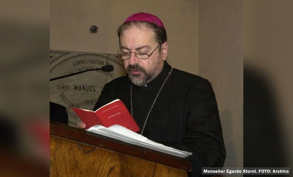 Se convocó a una conferencia de prensa para hablar sobre los abusos sexuales en la Iglesia, y se lo hizo en una sala donde aparece la imagen de Edgardo Storni, investigado por ese mismo delito.