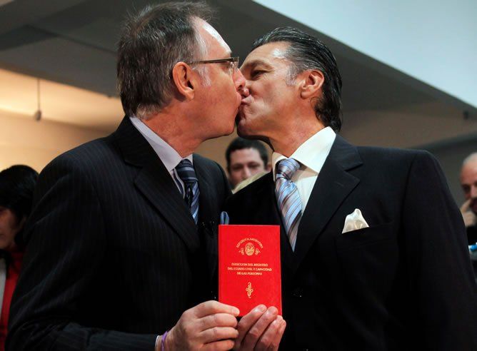 El actor Ernesto Larrese y su pareja, el representante de actores Alejandro Vannelli, celebraron el primer matrimonio entre personas del mismo sexo amparado por la ley en Argentina en julio del 2010.