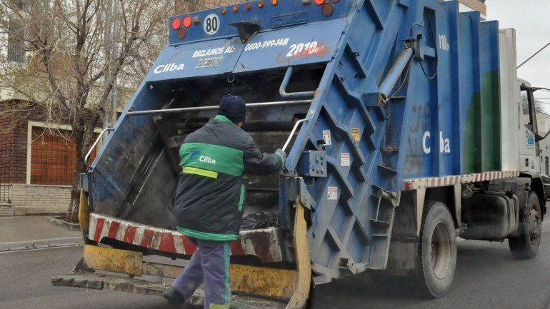 Como medida de fuerza, los trabajadores decidieron no recolectar la basura durante este lunes a la mañana debido a las malas condiciones de los camiones.