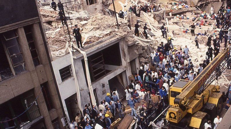 El atentado terrorista a la sede de la AMIA causó la muerte de 85 personas y más de 300 resultaron heridas