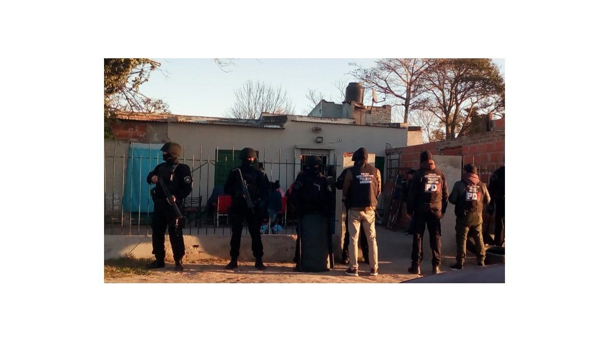 Allanaron una vivienda en Villa Adelina y encontraron un kiosco de drogas - Aire de Santa Fe - La Gran Radio