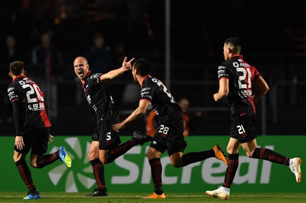 Matías Fritzler marcando en el Morumbí en la victoria de Colón ante San Pablo.