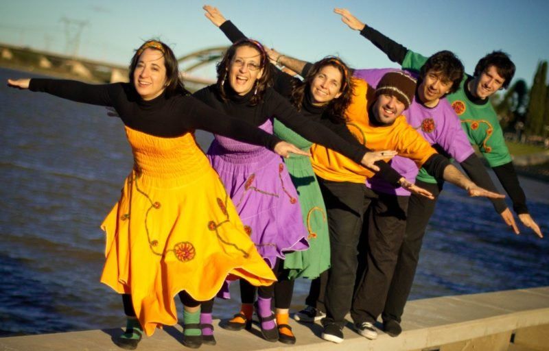 La banda está integrada por Daniela Ranallo, Laura Ibáñez, Ruth Hillar, Daniel Bianchi, Nahuel Ramayo, Gonzalo Carmelé y Sebastián Cúneo. 