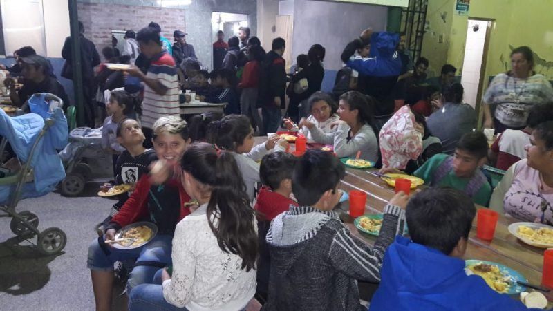 Los comedores comunitarios alimentan cada día a decenas de miles de grandes y chicos en la ciudad de Santa Fe.