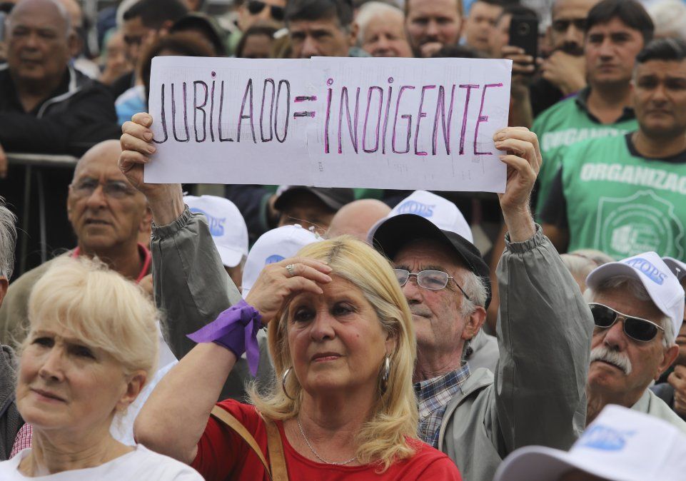 Para la mayoría de los jubilados argentinos, llegar a fin de mes es un verdadero trabajo.