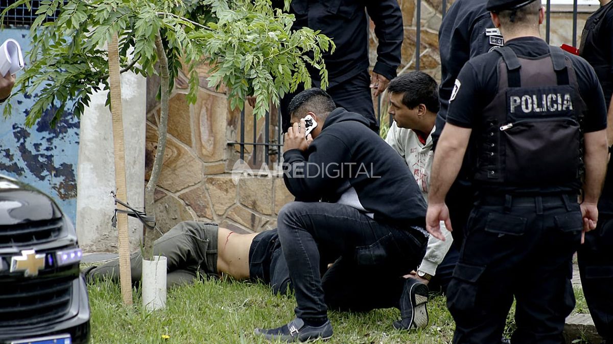 Los policías custodiaron al delincuente herido.