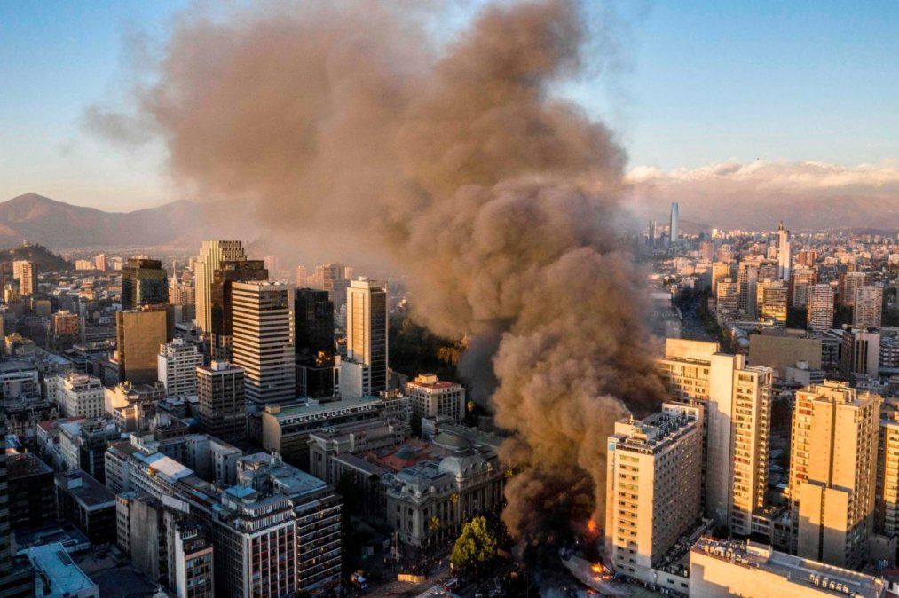 Una humareda se alzó este lunes en las protestas en Santiago de Chile