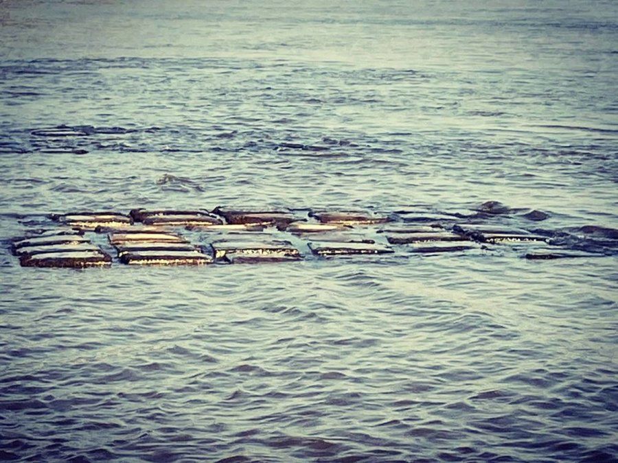 La bajante de este año expuso la manta geotextil que se colocó en los 90' para proteger de la erosión al túnel.