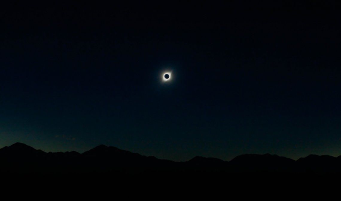 La tarde del 2 de julio durante el eclipse total de Sol. El cielo parecía nocturno,pero no eran más de las 18 hs.