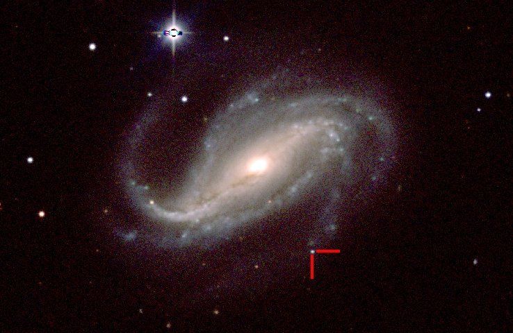 Los astrónomos captaron la supernova 2016gkg, visible entre las dos rayas rojas, en la galaxia NGC 613, a 80 millones de años luz de la Tierra, con ayuda de un telescopio Swope. CreditC. KilpatrickUniversidad de Califo. NYT.