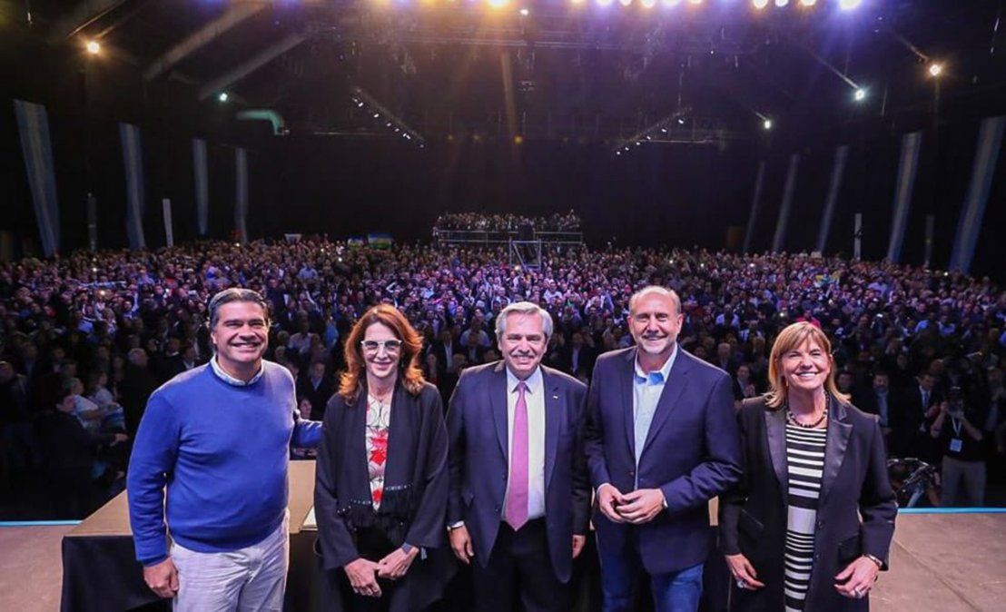 Jorge Capitanich, María Eugenia Bielsa, Alberto Fernández, Omar Perotti y Alejandra Rodenas en Rosario, Santa Fe.