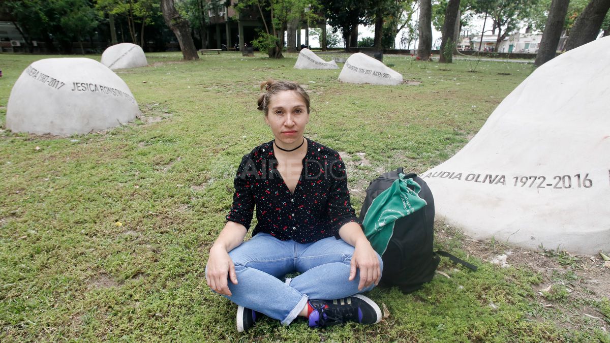 La artista santafesina Ariana Beilis, autora de la obra, junto a uno de los espacios del memorial.