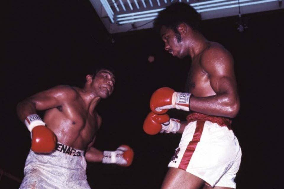 El sábado 7 de diciembre de 1974 y, en el Luna Park, Galíndez le GAb 13 al estadounidense Len Hutchins, y se convirtió en campeón mediopesado AMB. Fue el primer argentino en coronarse en nuestro país, aunque nunca defendería el título en el mismo.