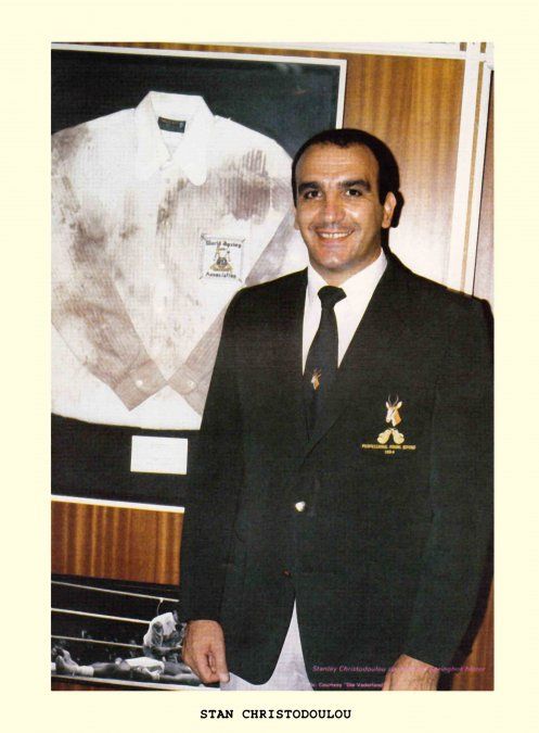 Stanley Christodoulou posa junto a la camisa que se exhibe en el Museo del Salón de la fama del boxeo. "Fue una de las mejores peleas que vi en mi vida", supo decir el sudafricano en varias entrevistas donde se le preguntó acerca del combate que mantuvieron Galíndez y Kates.
