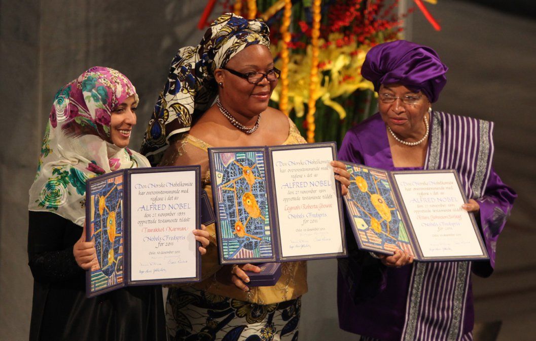 Tawakkul Karman (izq.), Leymah Gbowee (centro) y Ellen Johnson recibieron el Premio Nobel de la Paz en 2011