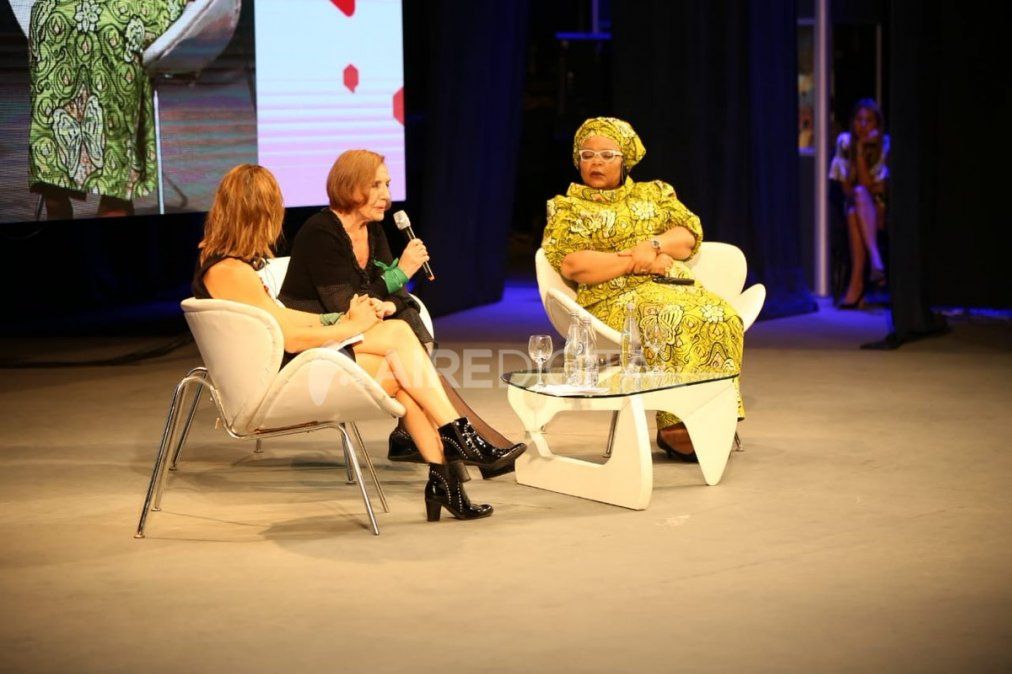 Leymah Gbowee junto a Griselda Tessio y Mariana Carabajal en Santa Fe Debate Ideas