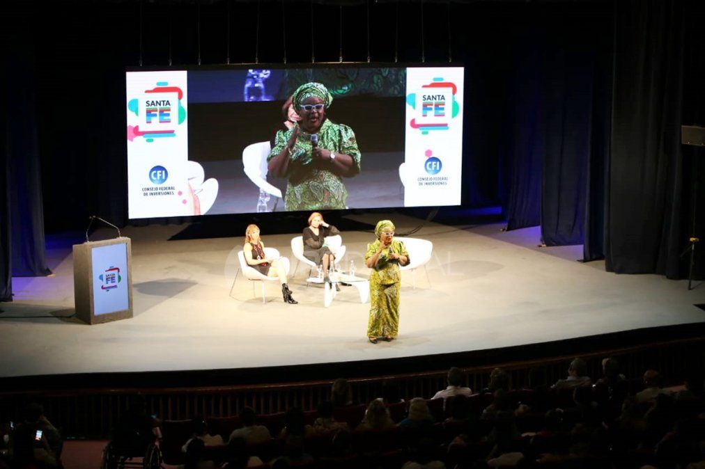 Leymah Gbowee ante el auditorio colmado, en el Centro Cultural Provincial