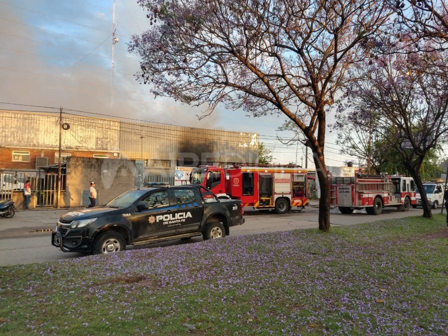 Galpón de una distribuidora de Cerveza incendiado por cortocircuito. Bomberos trabajan en el lugar. 