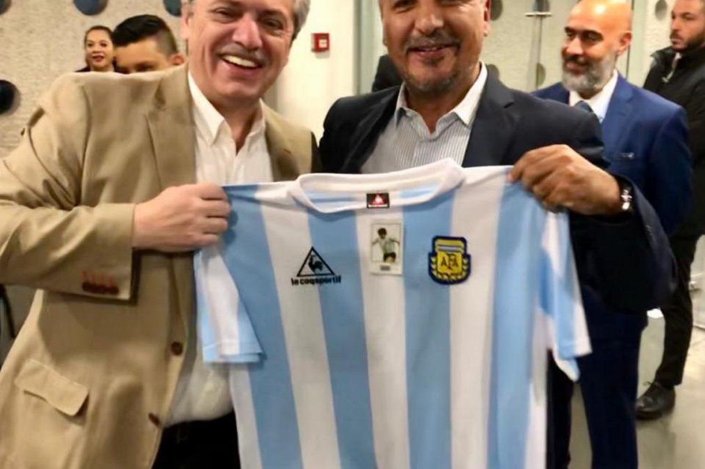 Alberto Fernández, el secretario de Asuntos Latinoamericanos de la cancillería mexicana, Maximiliano Reyes Zúñiga y la camiseta de la Selección Argentina que consagró campeón al país en 1986 en México.