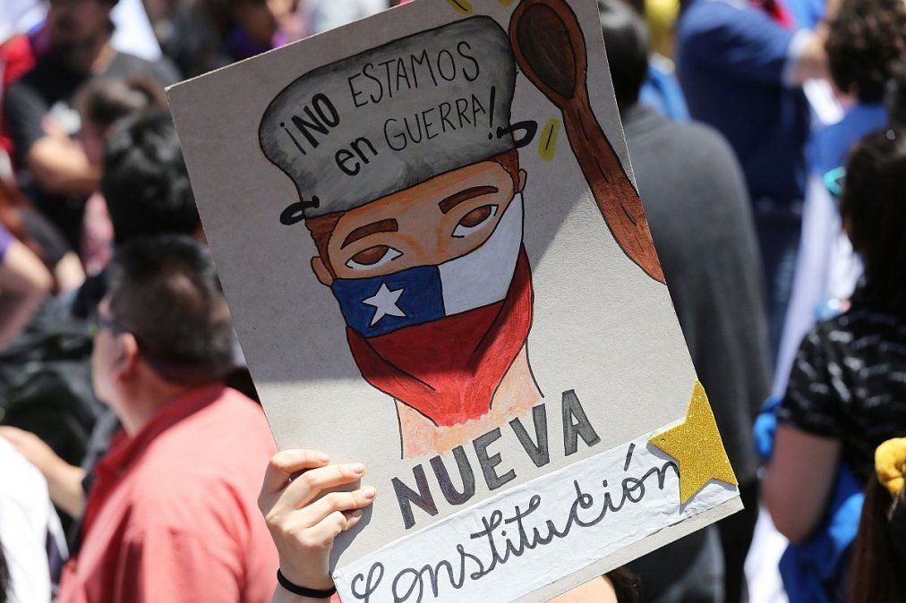 Cientos de personas participan en una marcha durante el paro nacional convocado por agrupaciones sindicales y el gremio estudiantil y docente en Santiago de Chile. Foto: Elvis González