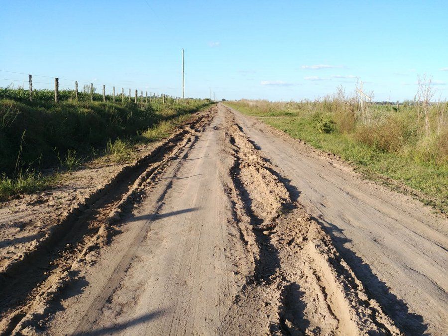 Los caminos rurales&nbsp;se hunden cada vez m&aacute;s, lo que facilita su anegamiento.