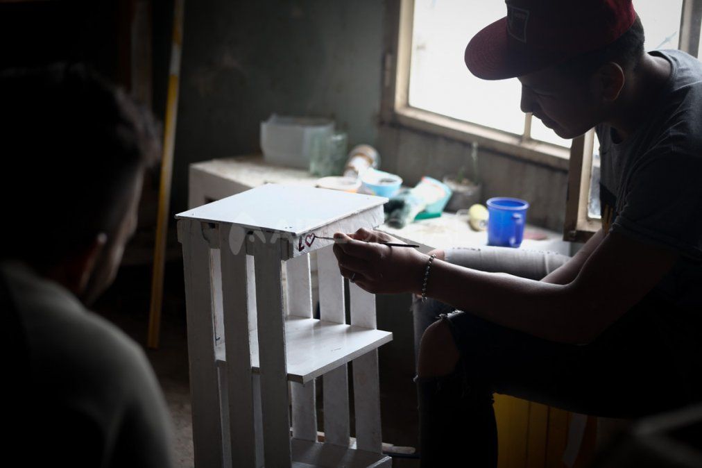 El taller de carpintería es uno de los espacios más elegidos por los jóvenes que asisten a la Casa.