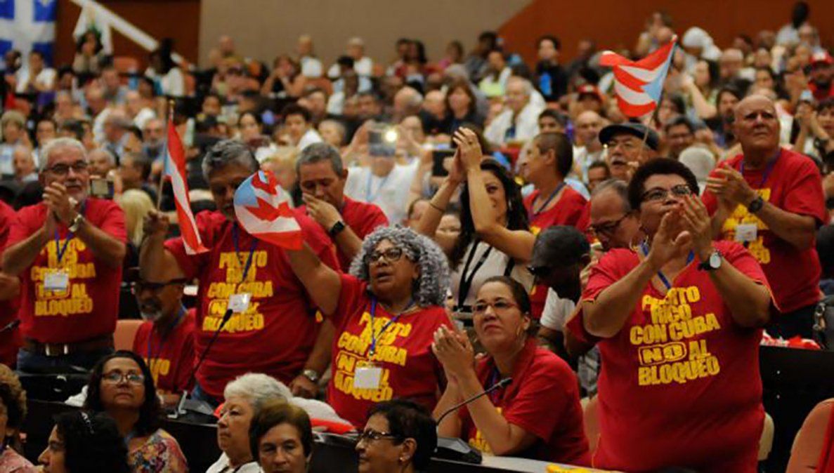 Cubanos este domingo en La Habana durante la sesión de clausura del Encuentro Antiimperialista de Solidaridad, por la Democracia y contra el Neoliberalismo. Foto: Endrys Correa Vaillant