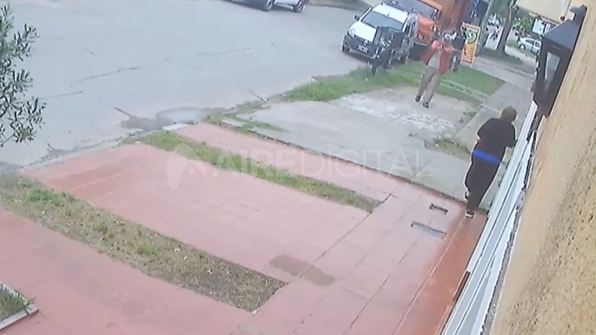 Risso al 2200. El momento en que el agente Olivares -de civil- le disparó al joven de 17 años.