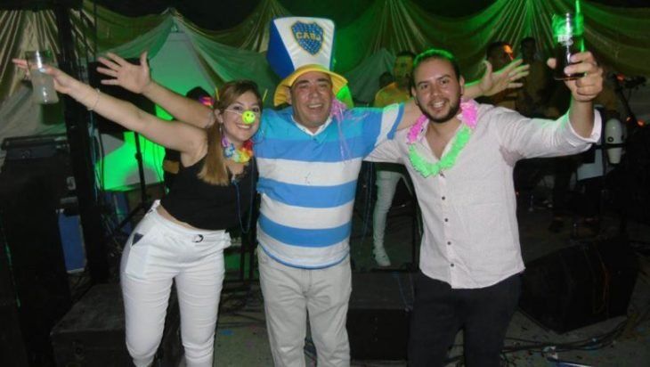 Eduardo Martì celebrando con sus amigos en Villa Dolores. Foto: La Voz.