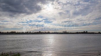 El cielo cubierto de nubes y la Laguna Setúbal.