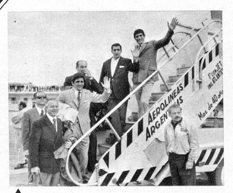 El sábado 24 de octubre –dos semanas antes de la pelea– y, en el vuelo 140 de Aerolíneas Argentinas que partió a las 16, Monzón, Brusa, Tito Lectoure, José Humberto Menno y Juan Aranda (los sparrings de Carlos), y el profesor Oscar Patricio Russo, el preparador físico, emprendieron el viaje hacia Roma.